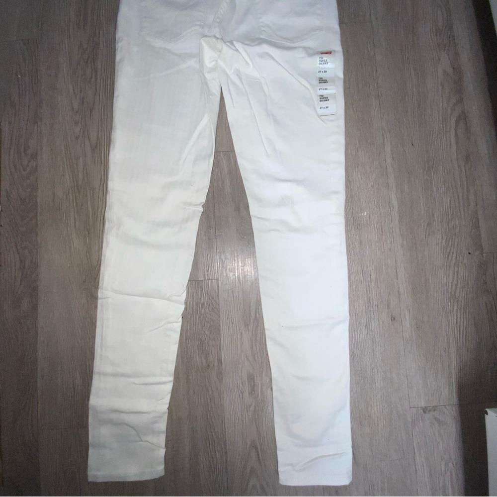 Women’s white Levi’s 710 Super Skinny jeans NWT 27 x 30